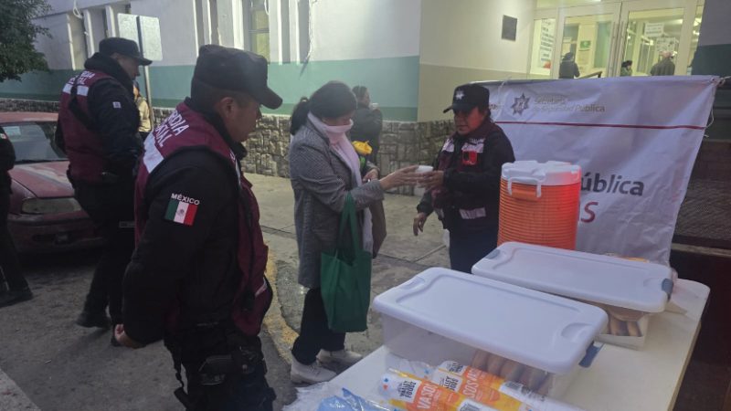 Entrega Guardia Estatal de Género alimentos y bebidas calientes a familias en hospitales de Ciudad Victoria