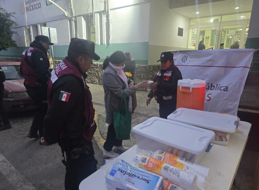 Entrega Guardia Estatal de Género alimentos y bebidas calientes a familias en hospitales de Ciudad Victoria