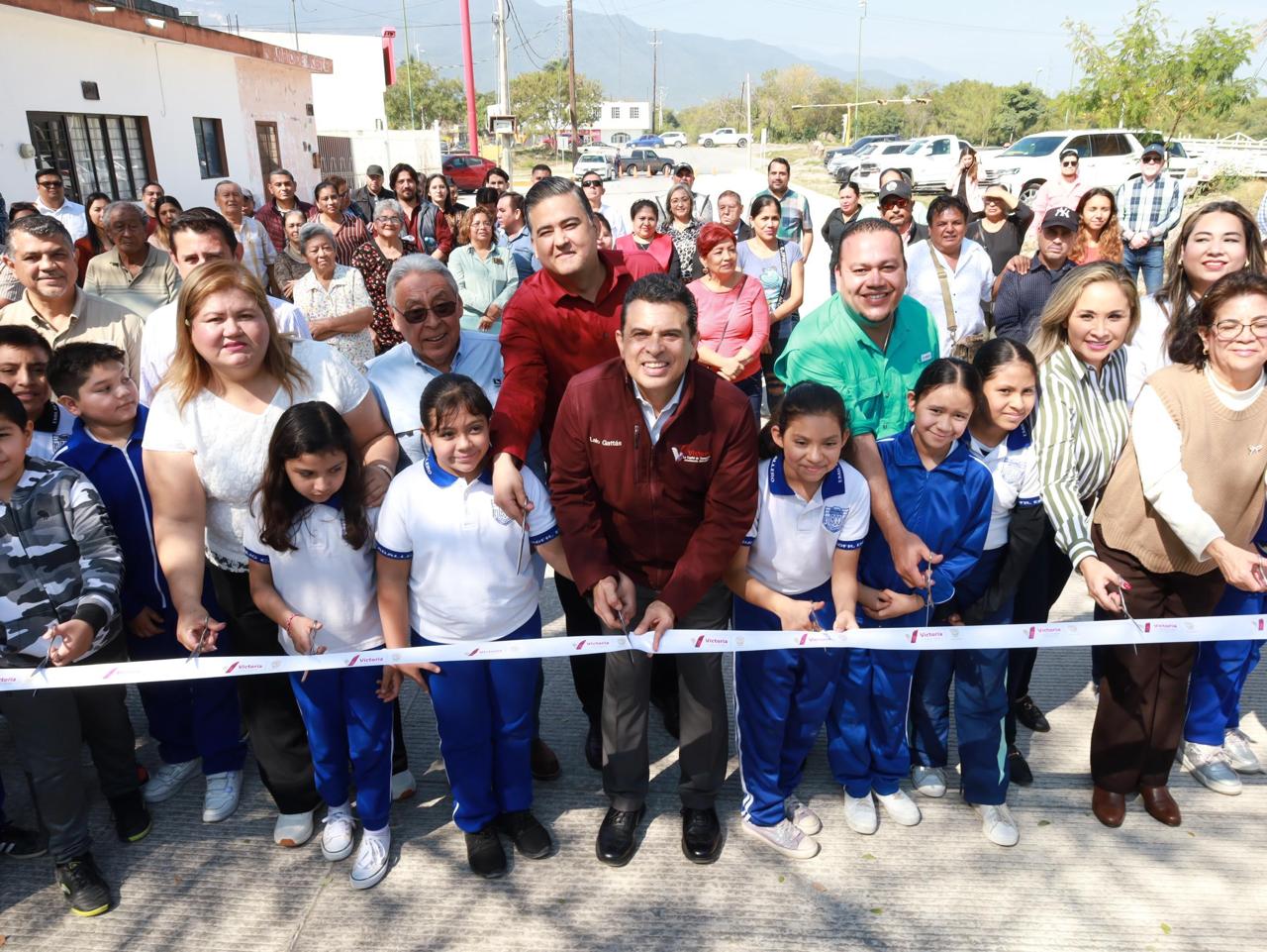 Entrega Ayuntamiento calle de concreto hidráulico y colector en Infonavit Adelitas