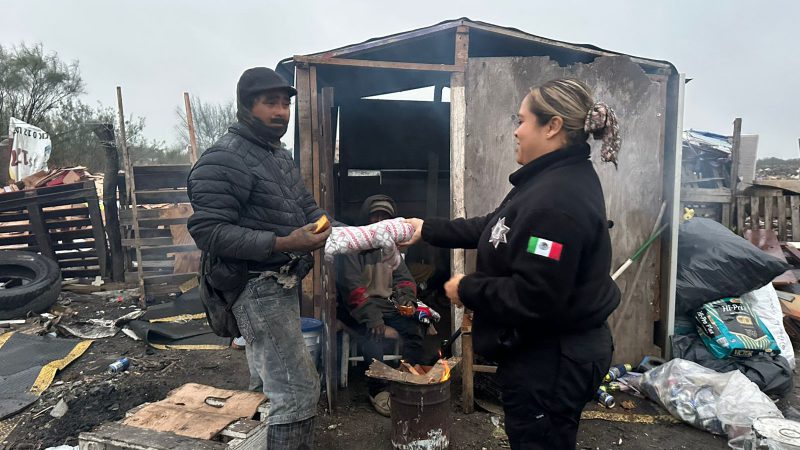 Entrega Guardia Estatal de Género cobijas y alimentos en Reynosa