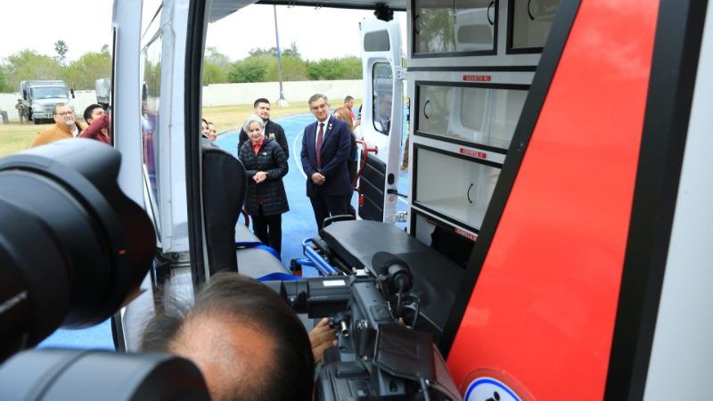 Recorren gobernador y presidenta del DIF Tamaulipas Centro de Atención para Repatriados en Matamoros; entregan ambulancia