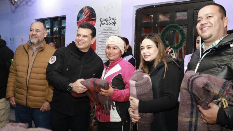 Visitan Lalo y Lucy albergue y colonias para dar cobijo a familias