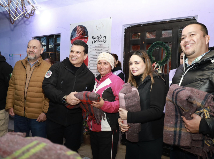 Visitan Lalo y Lucy albergue y colonias para dar cobijo a familias