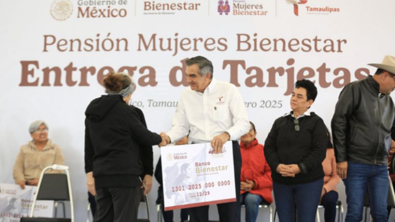 Entrega Américo Villarreal tarjetas del programa «Mujeres Pensión Bienestar»