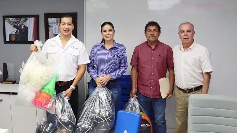 Entrega INDE material deportivo para escuelas de Jiménez