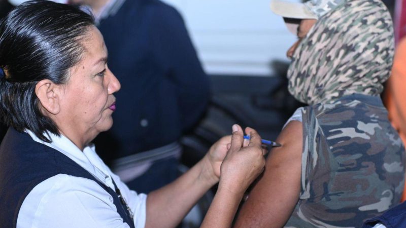 Inmunizan a empleados del Municipio para cuidar su salud