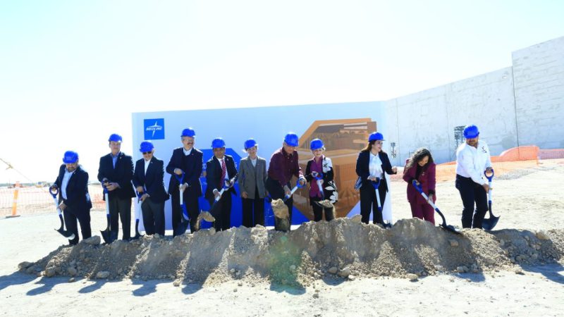 Coloca Américo primera piedra de nueva planta Medline en Nuevo Laredo