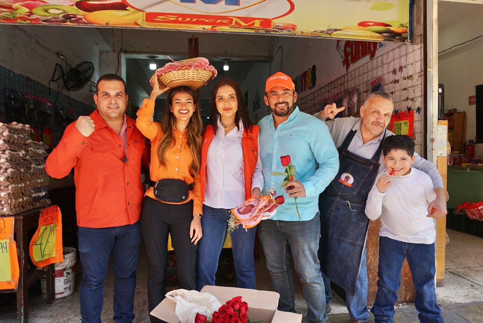 Representantes de MC recorren las calles con propuestas