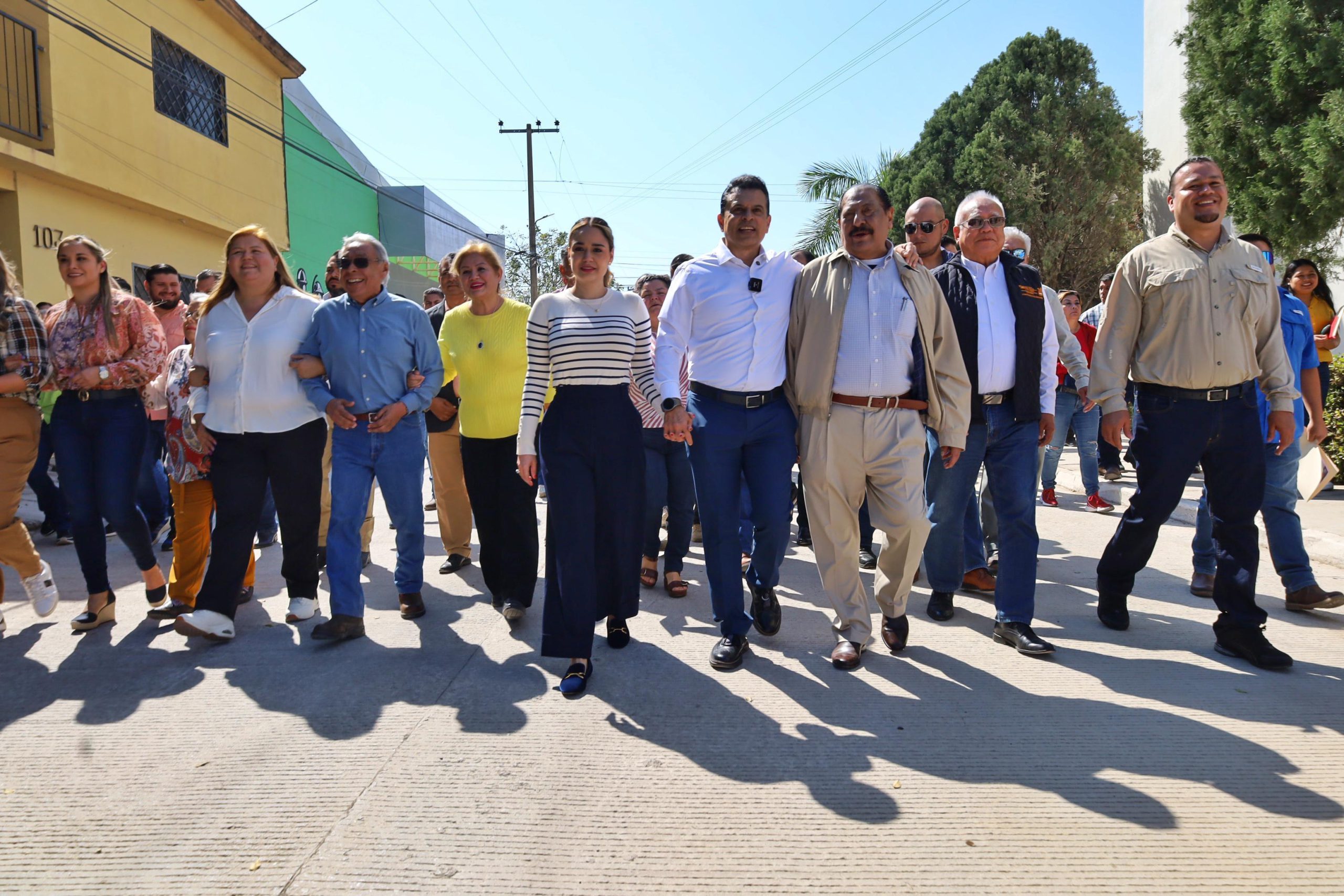 Agradecen vecinos obra pública en colonia del Maestro