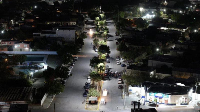 Cumple Municipio a vecinos de la Enrique Cárdenas con alumbrado