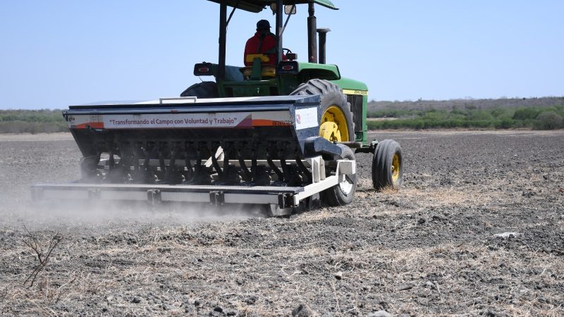 Facilita Gobierno del Estado sembradoras a productores de arroz