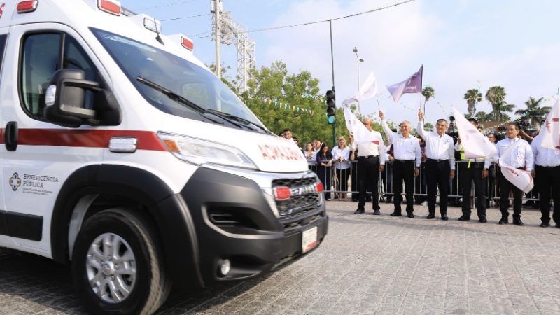 Entrega Américo 16 nuevas ambulancias al sector salud