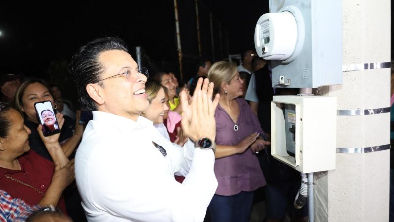 Se ilumina con modernas lámparas fraccionamiento Familias Fuertes