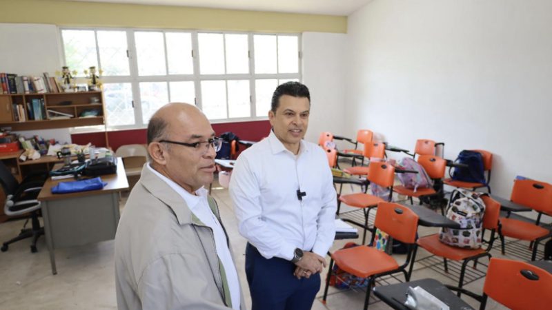 Escuela de Las Brisas pide piso y Municipio le construye aula
