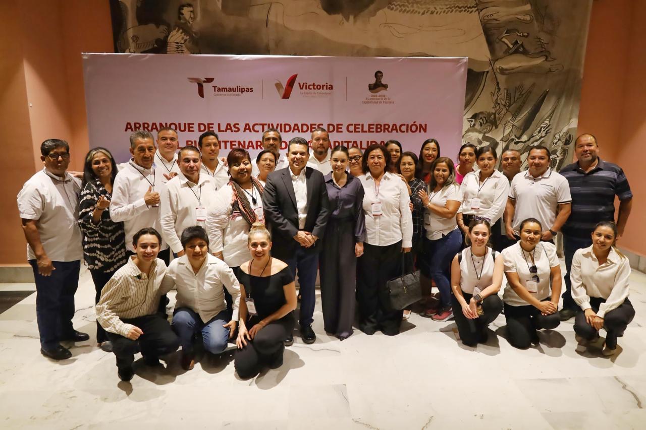 Abren Lalo y Lucy telón de festejos del Bicentenario