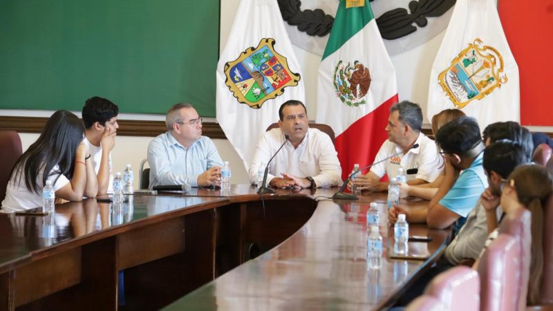Estudiantes universitarios visitan la Presidencia Municipal