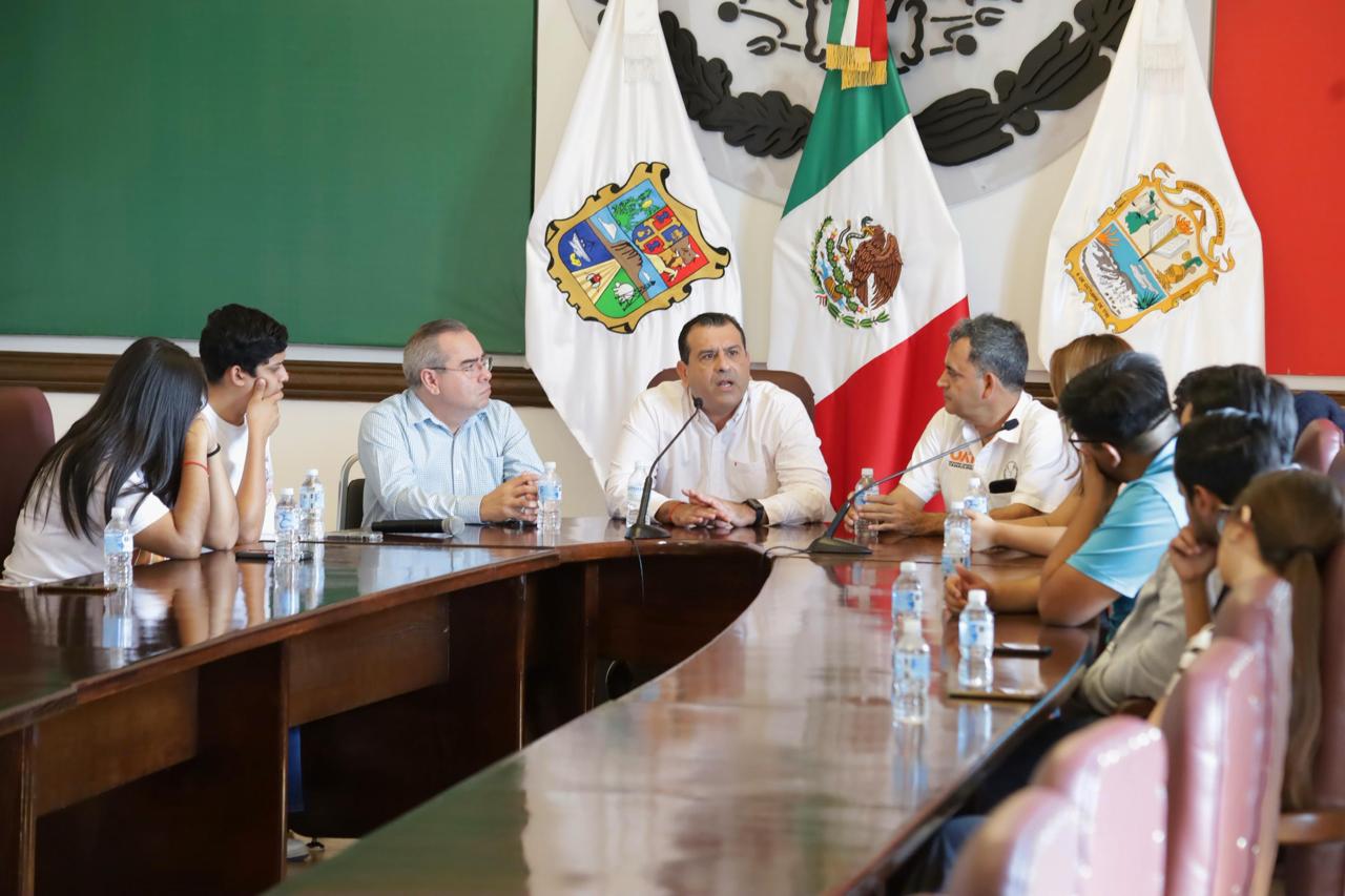 Estudiantes universitarios visitan la Presidencia Municipal