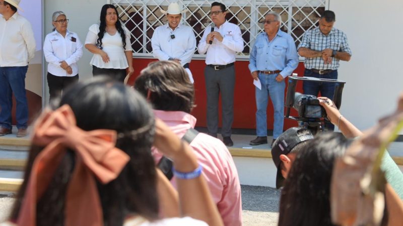 Entrega alcalde obras de apoyo a la educación en ejido Juan Rincón