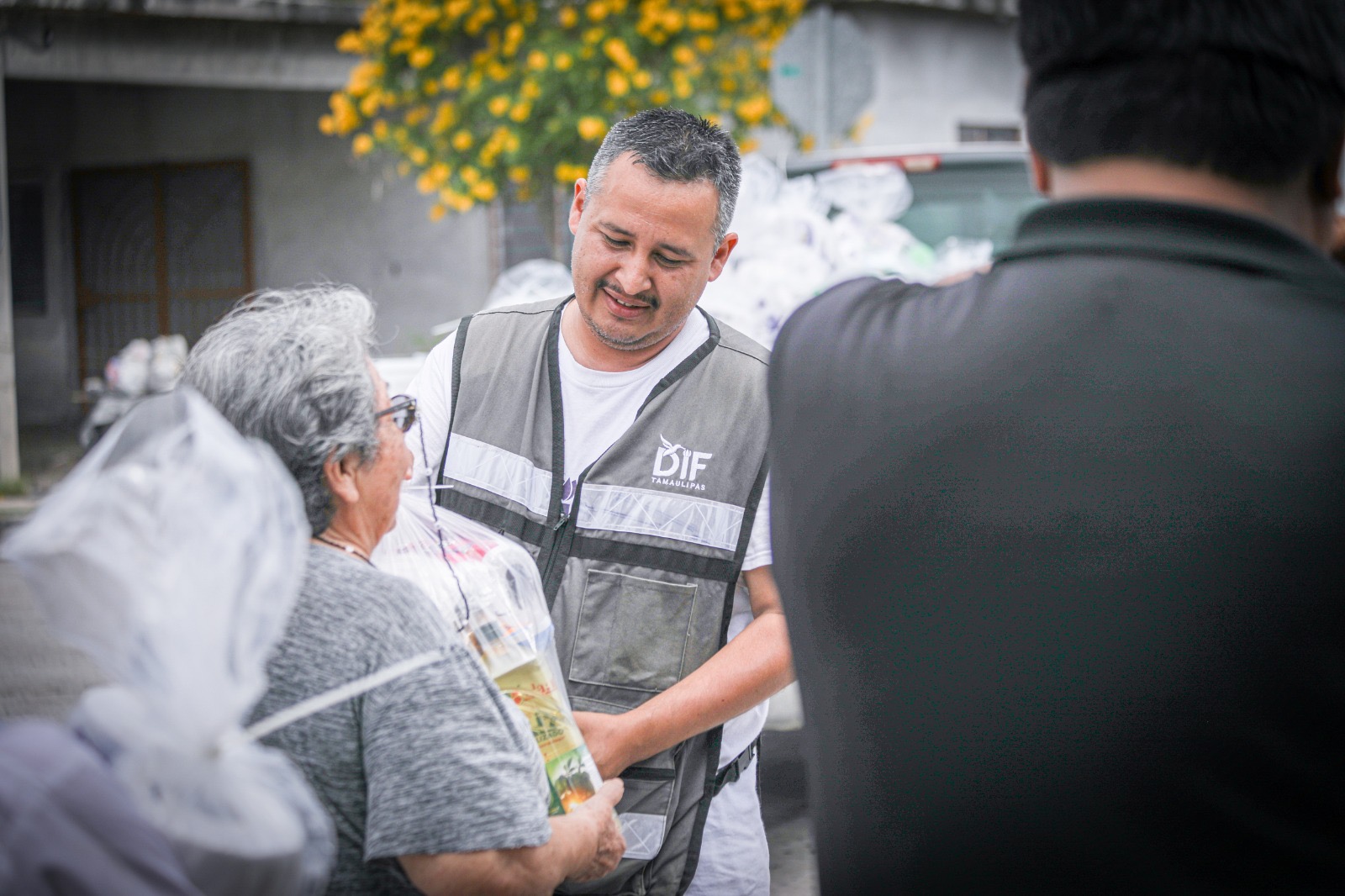 Continúa DIF Tamaulipas entregando apoyos a familias afectadas por lluvias e inundaciones en la frontera