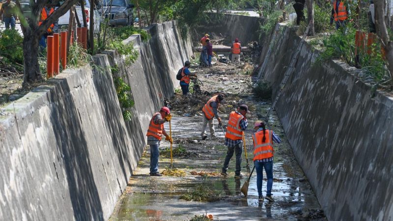 Supervisa alcalde limpieza de dren pluvial