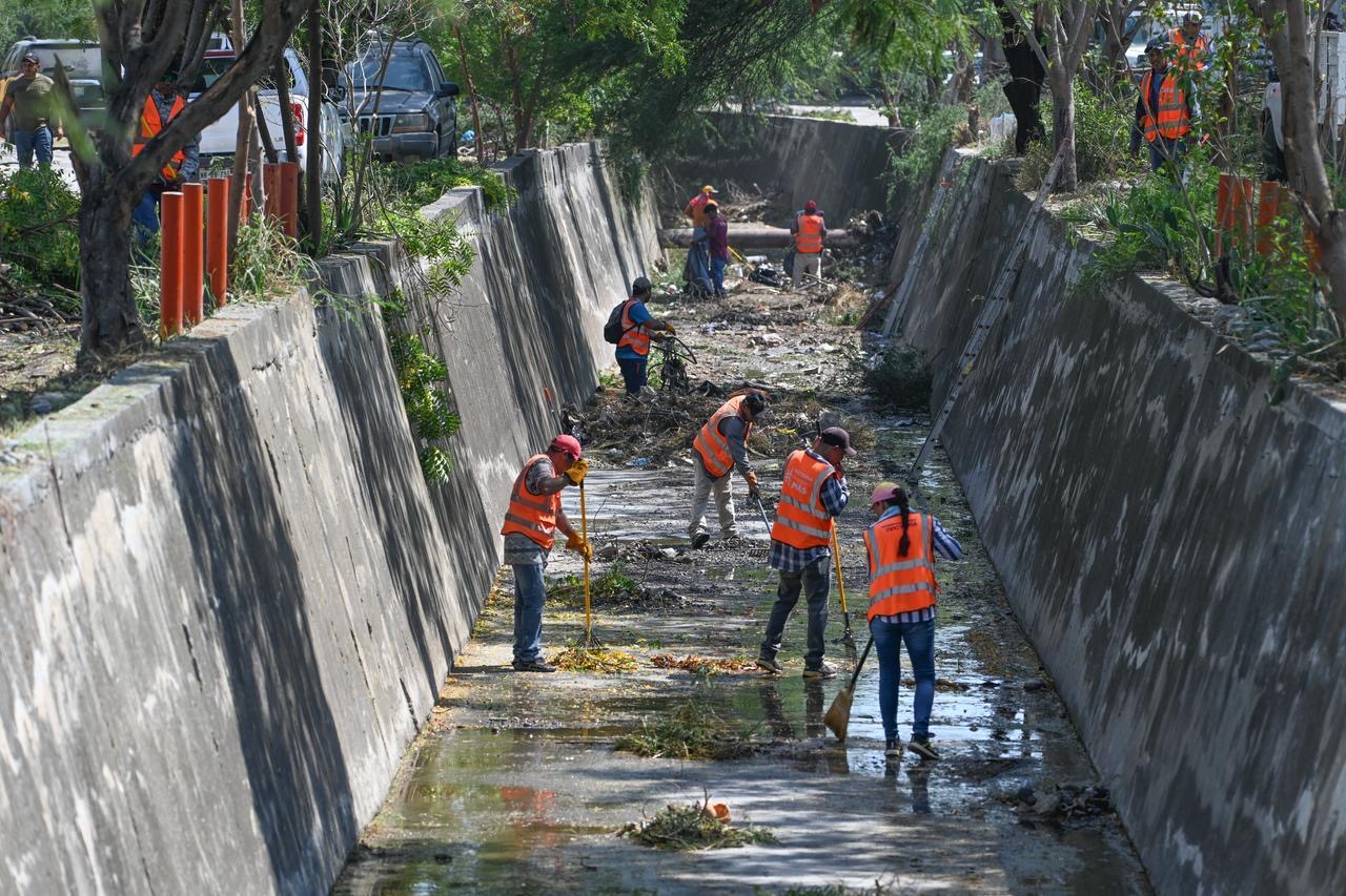 Supervisa alcalde limpieza de dren pluvial