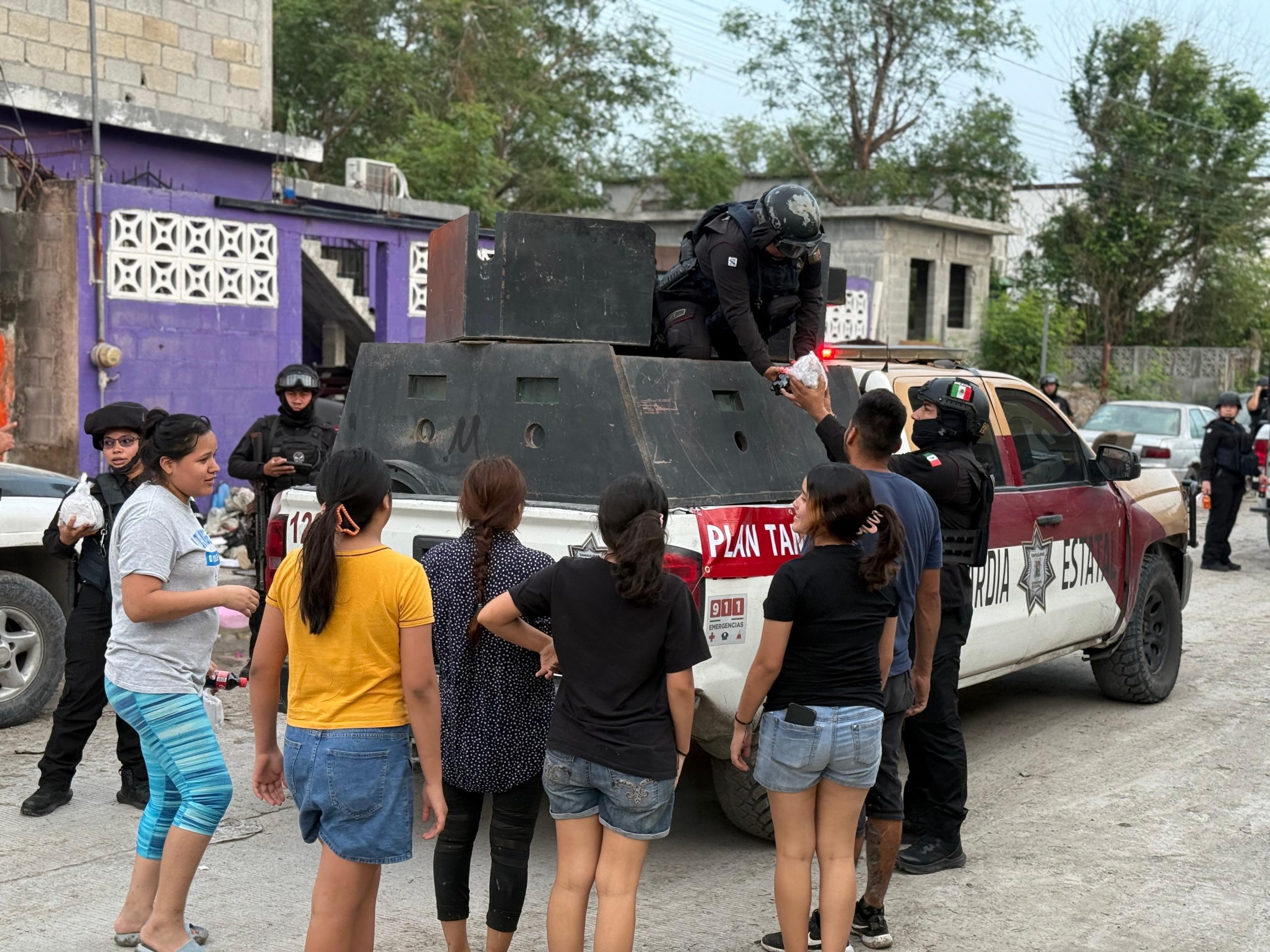 Guardia Estatal entrega alimento a damnificados por inundaciones en Reynosa