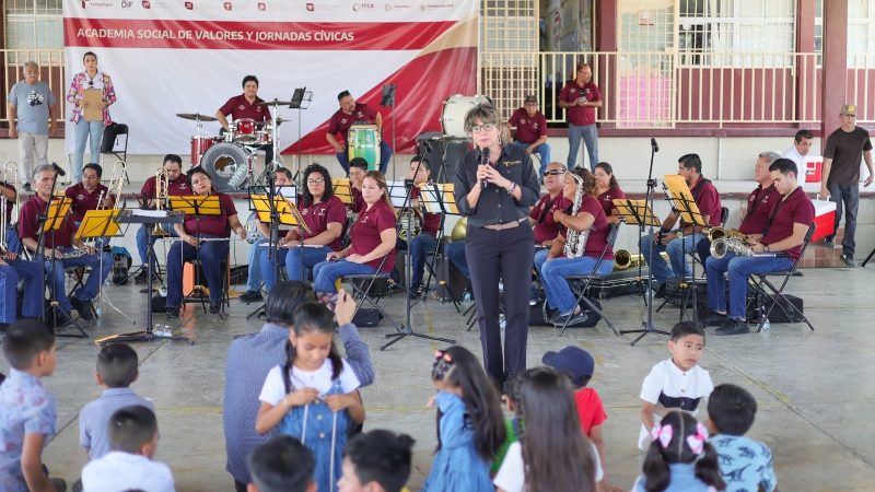 Celebra SEBIEN a niñas y niños con música, juegos y donación de libros