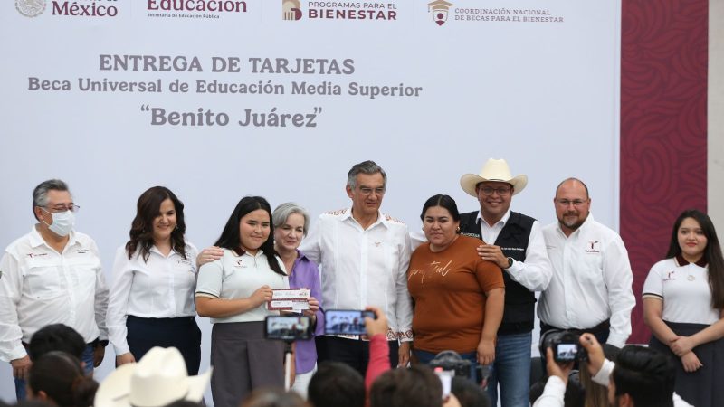 Atestigua Américo entrega de becas y destaca apoyo de la presidenta Claudia