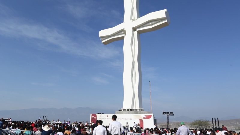 Entrega el gobernador a Tula la cruz más grande de México