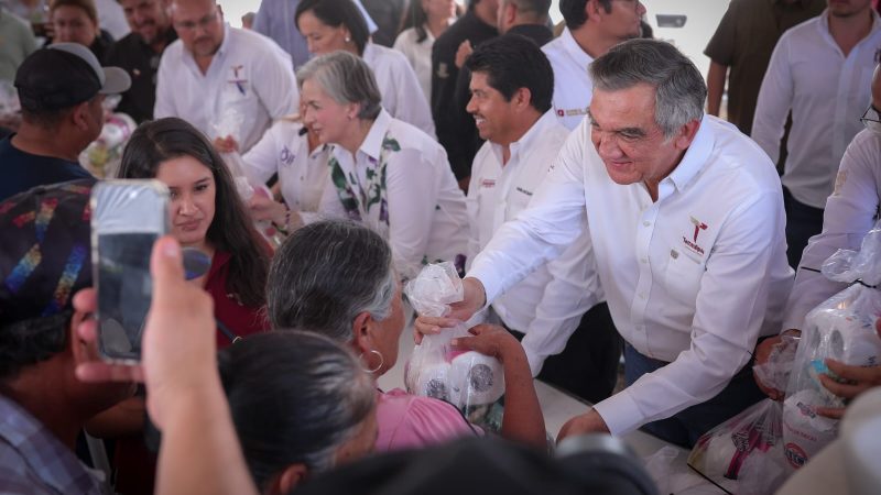 Cumplen Américo y María de Villarreal a las familias de Jaumave