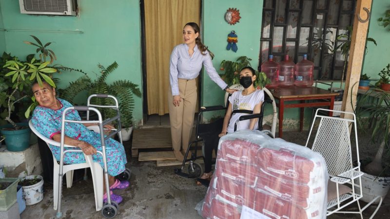 Presidenta Lucy de Gattás recorre la ciudad para entregar apoyos en los hogares de las familias victorenses