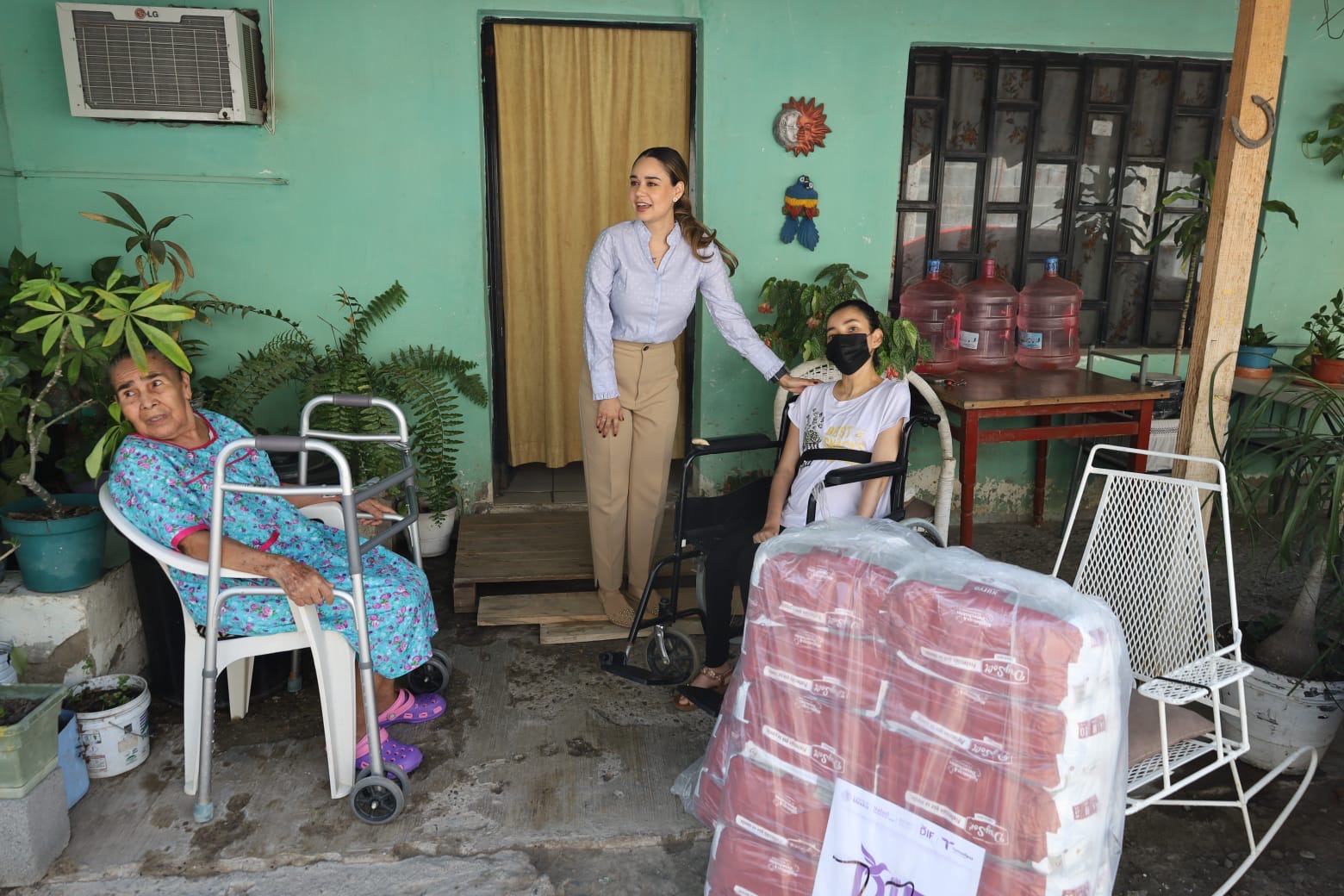 Presidenta Lucy de Gattás recorre la ciudad para entregar apoyos en los hogares de las familias victorenses