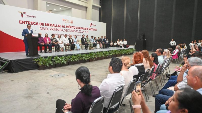 Entrega alcalde medalla Guadalupe Victoria a 163 estudiantes de excelencia