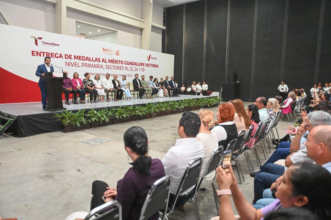 Entrega alcalde medalla Guadalupe Victoria a 163 estudiantes de excelencia