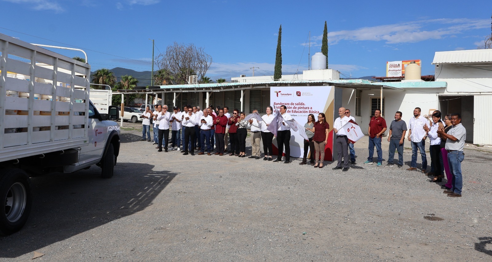 Da SET banderazo de salida a entrega de materiales de pintura para mantenimiento en escuelas