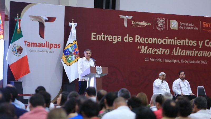 Refrenda Américo alianza con maestros; entrega 284 condecoraciones