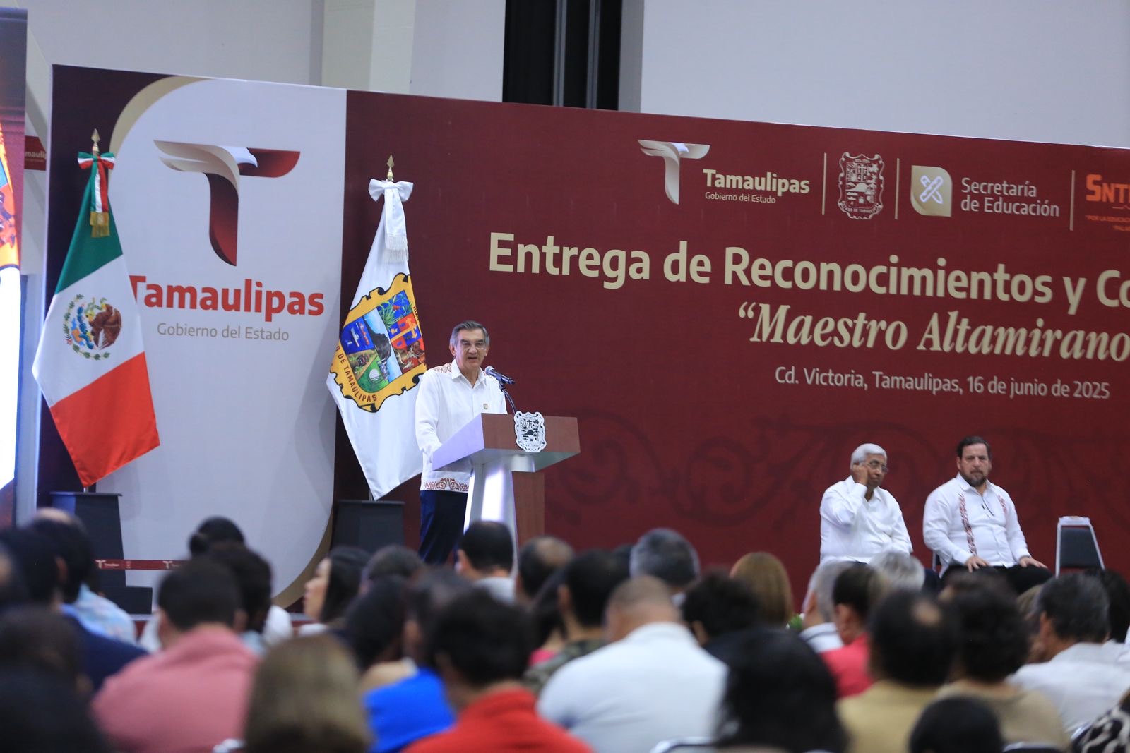 Refrenda Américo alianza con maestros; entrega 284 condecoraciones
