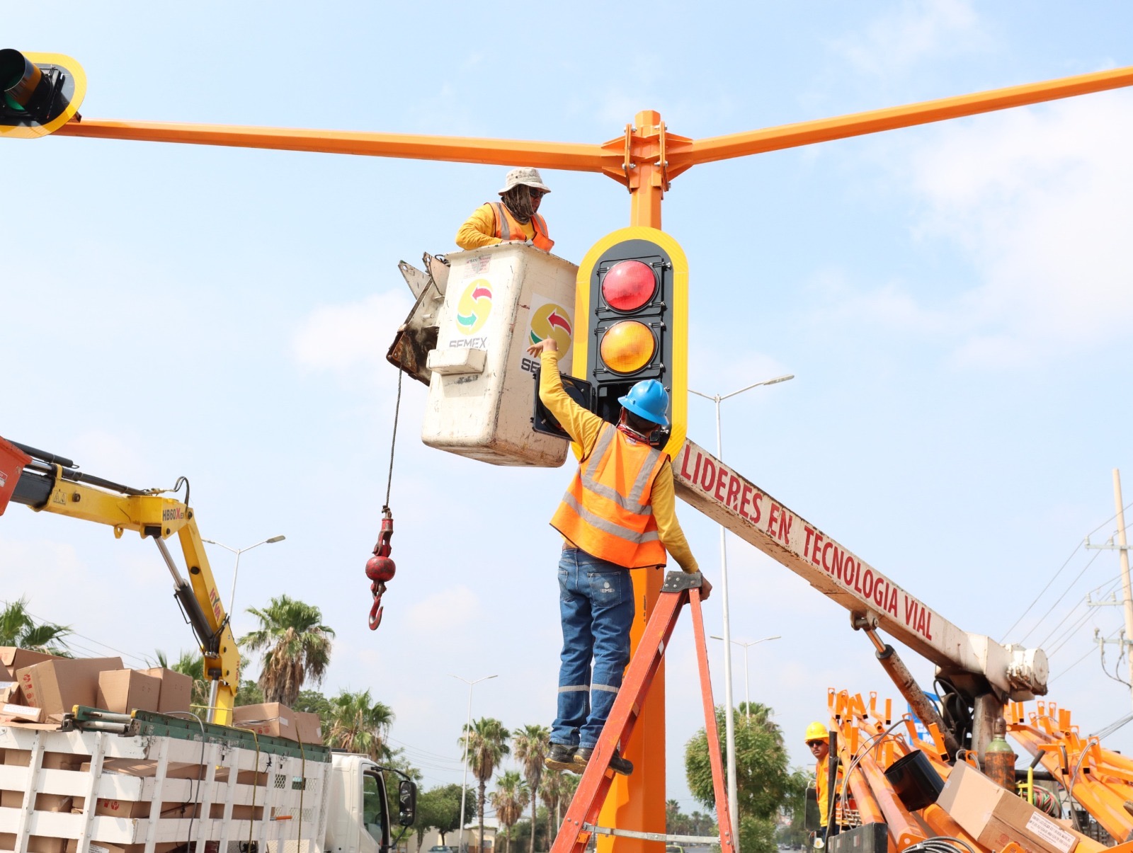 Avanza modernización en la capital de Tamaulipas; red semafórica registra 50 % de avance